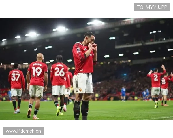 曼联防守体系漏洞频出:稳定性持续承压,对赛季走势形成制约 曼联防守体系漏洞频出:稳定性持续承压,对赛季走势形成制约