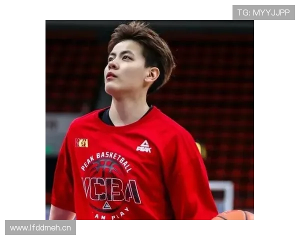 杨舒予居然晒出冰箱，里面全是进口零食，我都忍不住想搬她家住了！