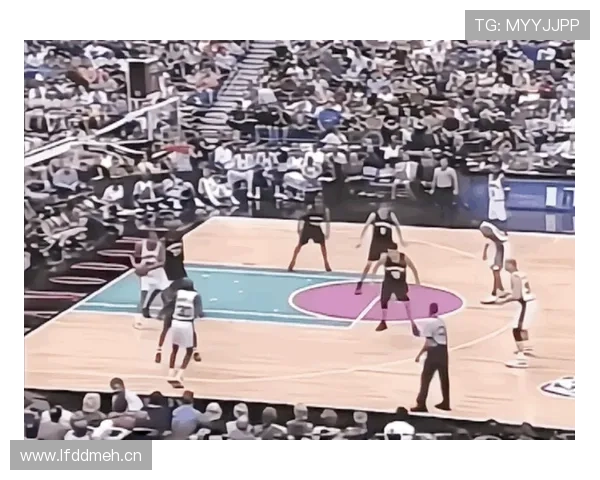 加内特高位策应拉开空间与邓肯内线硬吃效率截然不同