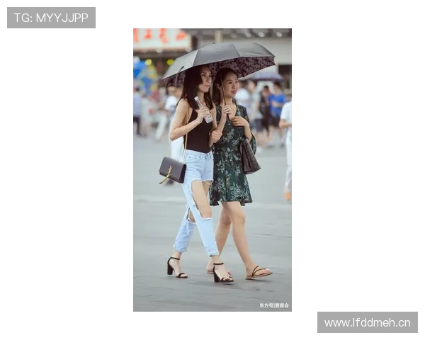 费钰婷随手一条街拍，把我吃土存款当背景板了