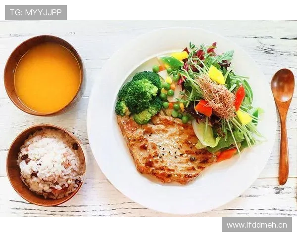 莱万每天凌晨四点喝黑咖啡啃鸡胸肉，老婆说他闻起来像健身房的抹布